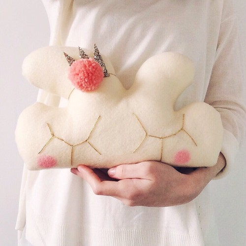 Ozdoba Chmurka w koronie z pomponem - kremowa