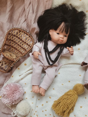 Pudrowy kombinezon z grafitową zamotką dla lalek 38 cm i lalek bobasów 34 cm 2.jpg