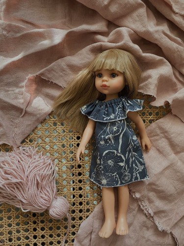 Lalka-Nadia-w-granatowej-sukience-z-bialym-kwiatowym-rysunkiem