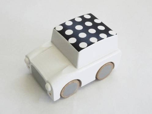 "Kuruma" drewniany samochód - biały w kropki