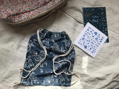 Worek-plecak na strój gimnastyczny czy kapcie -Niebieski a z białym kwiatowym rysunkiem - SLOW FASHION CAFE 