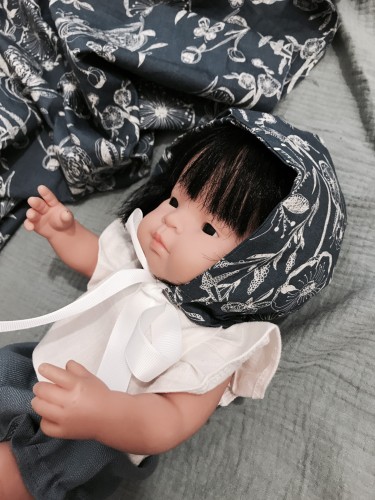 Czapka bonetka niebieska z białym kwiatowym rysunkiem