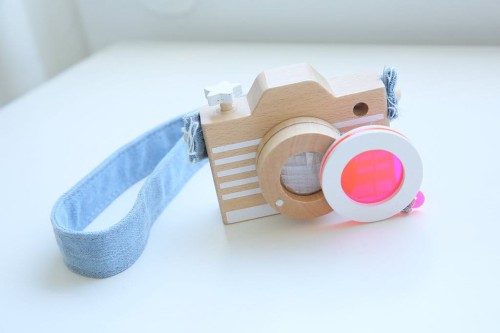 Drewniany aparat fotograficzny z kalejdoskopem - Różowy filtr- KUKKIA