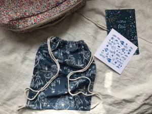 Worek-plecak na strój gimnastyczny czy kapcie -Niebieski z białym kwiatowym rysunkiem - SLOW FASHION CAFE